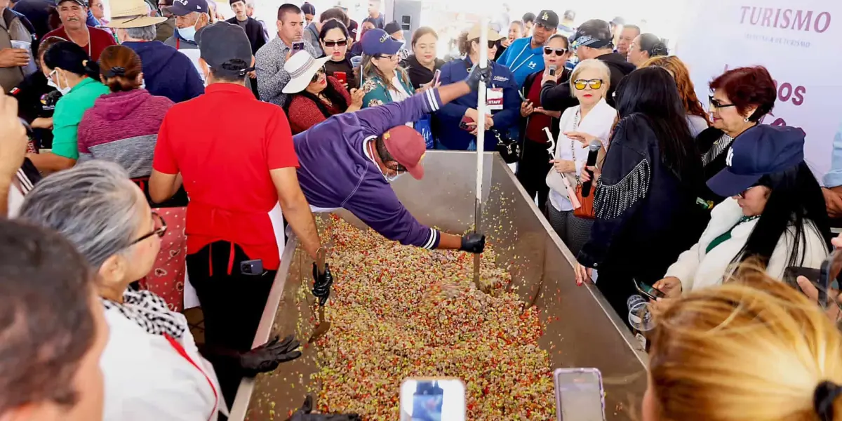 En Altata se realizó el ceviche más grande de Sinaloa. Con este gran evento se logró la reactivación de la economía con la visita de los turistas. Foto: Cortesía.