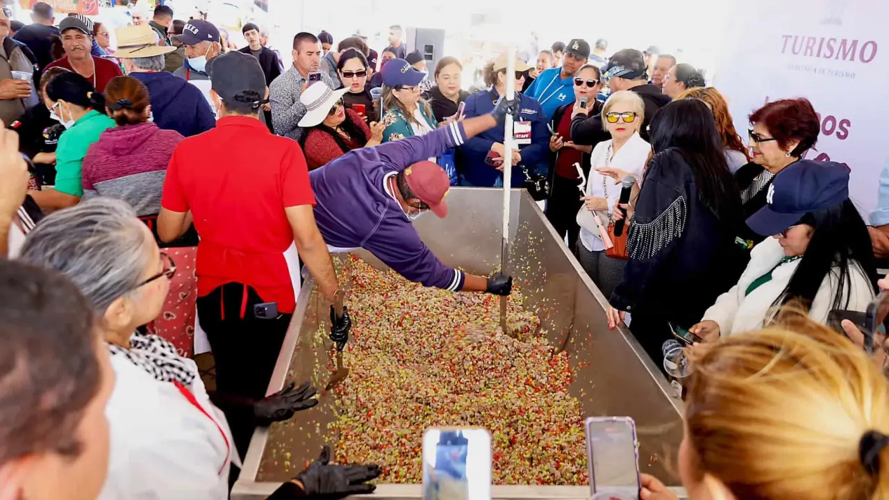 En Altata se realizó el ceviche más grande de Sinaloa. Con este gran evento se logró la reactivación de la economía con la visita de los turistas. Foto: Cortesía.