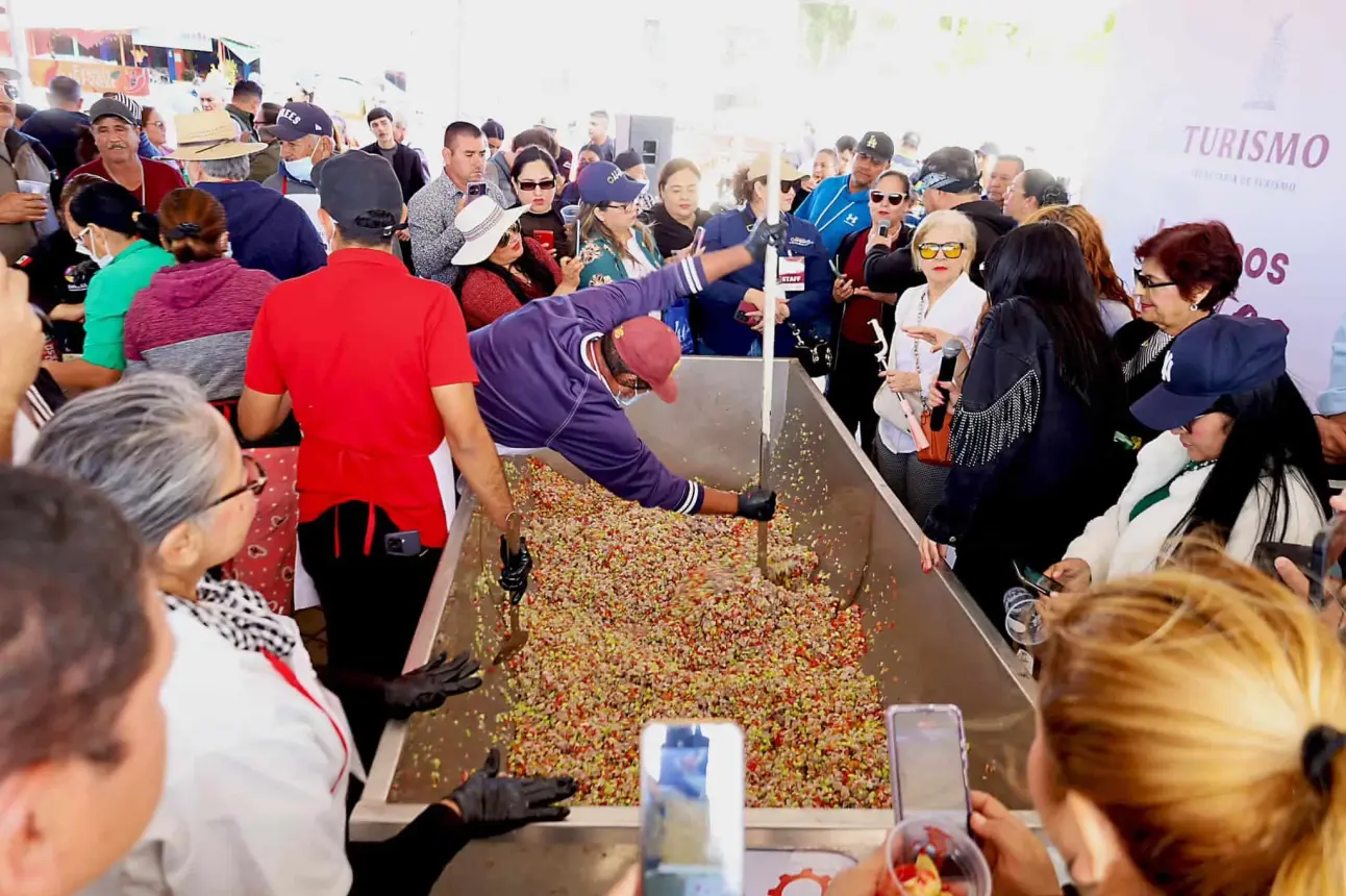 En Altata se realizó el ceviche más grande de Sinaloa. Con este gran evento se logró la reactivación de la economía con la visita de los turistas. Foto: Cortesía.