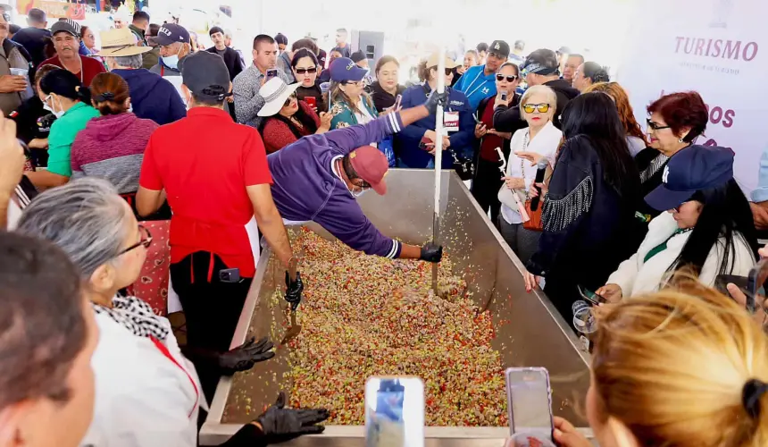 En Altata se realizó el ceviche más grande de Sinaloa. Con este gran evento se logró la reactivación de la economía con la visita de los turistas. Foto: Cortesía.