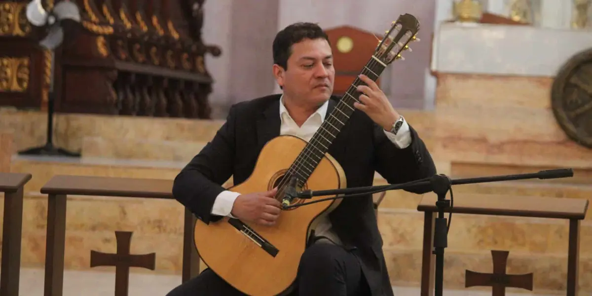 Francisco Bibriesca inicia su gira mundial con Eternal Kisses en la Catedral de Culiacán, prometiendo llevar su arte a todo el mundo. Foto: IMCC