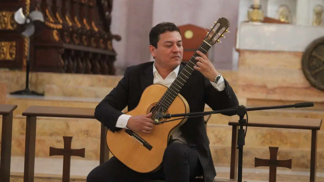 Francisco Bibriesca inicia su gira mundial con Eternal Kisses en la Catedral de Culiacán, prometiendo llevar su arte a todo el mundo. Foto: IMCC