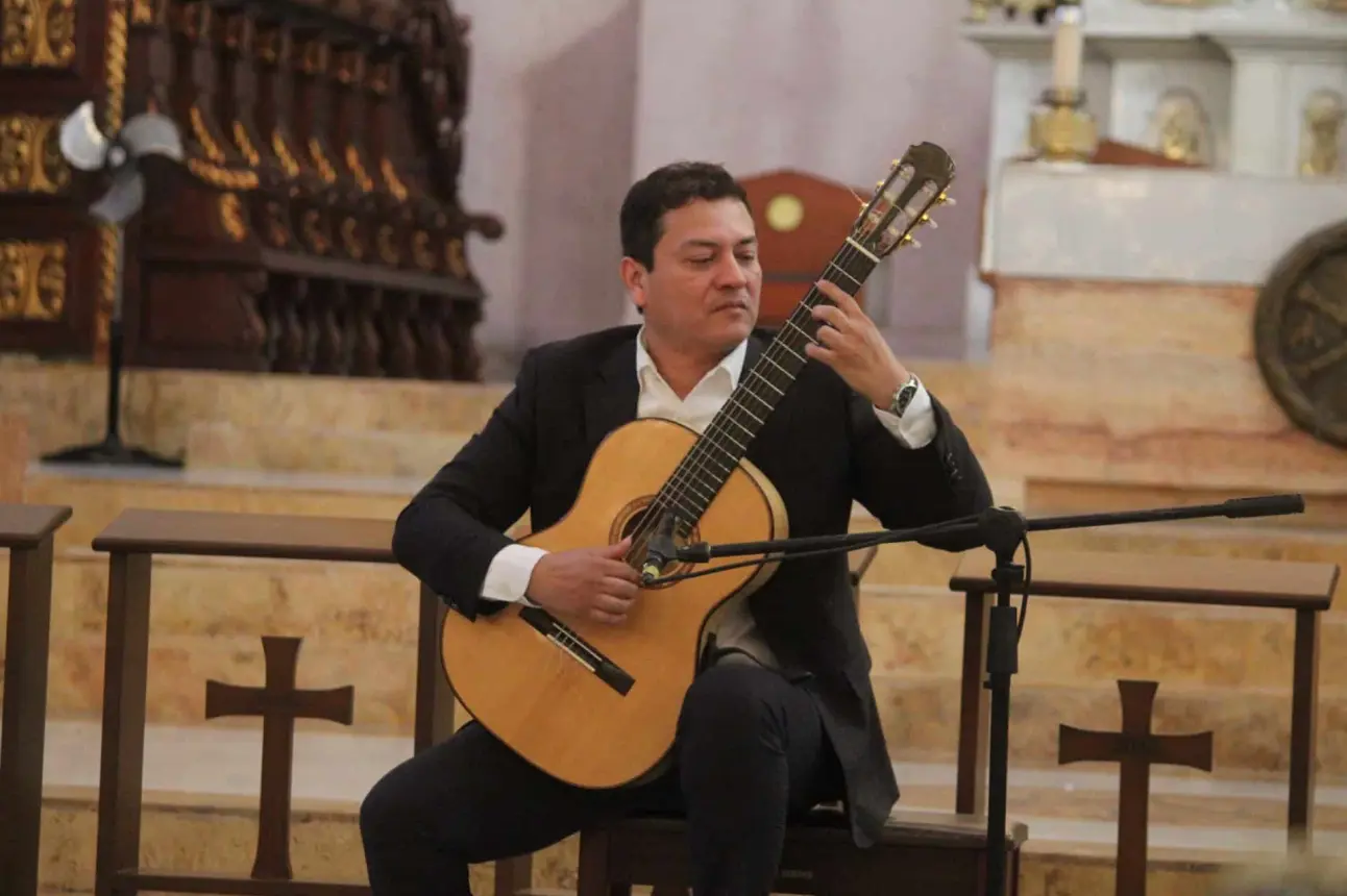 Francisco Bibriesca inicia su gira mundial con Eternal Kisses en la Catedral de Culiacán, prometiendo llevar su arte a todo el mundo. Foto: IMCC