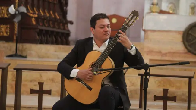 Francisco Bibriesca inicia su gira mundial con Eternal Kisses en la Catedral de Culiacán, prometiendo llevar su arte a todo el mundo. Foto: IMCC
