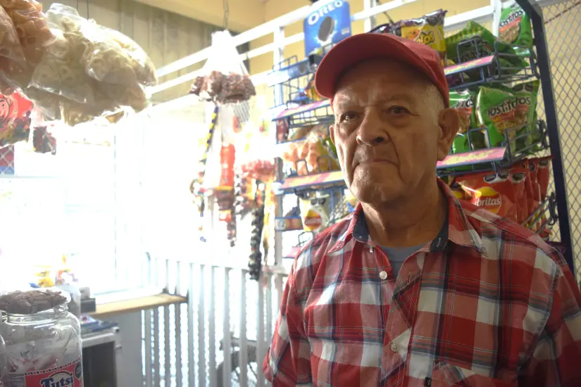 Don Tomás Aguayo Frías es un hombre de 86 años de edad y hace 75 años inició con la venta de dulces en La Palma.