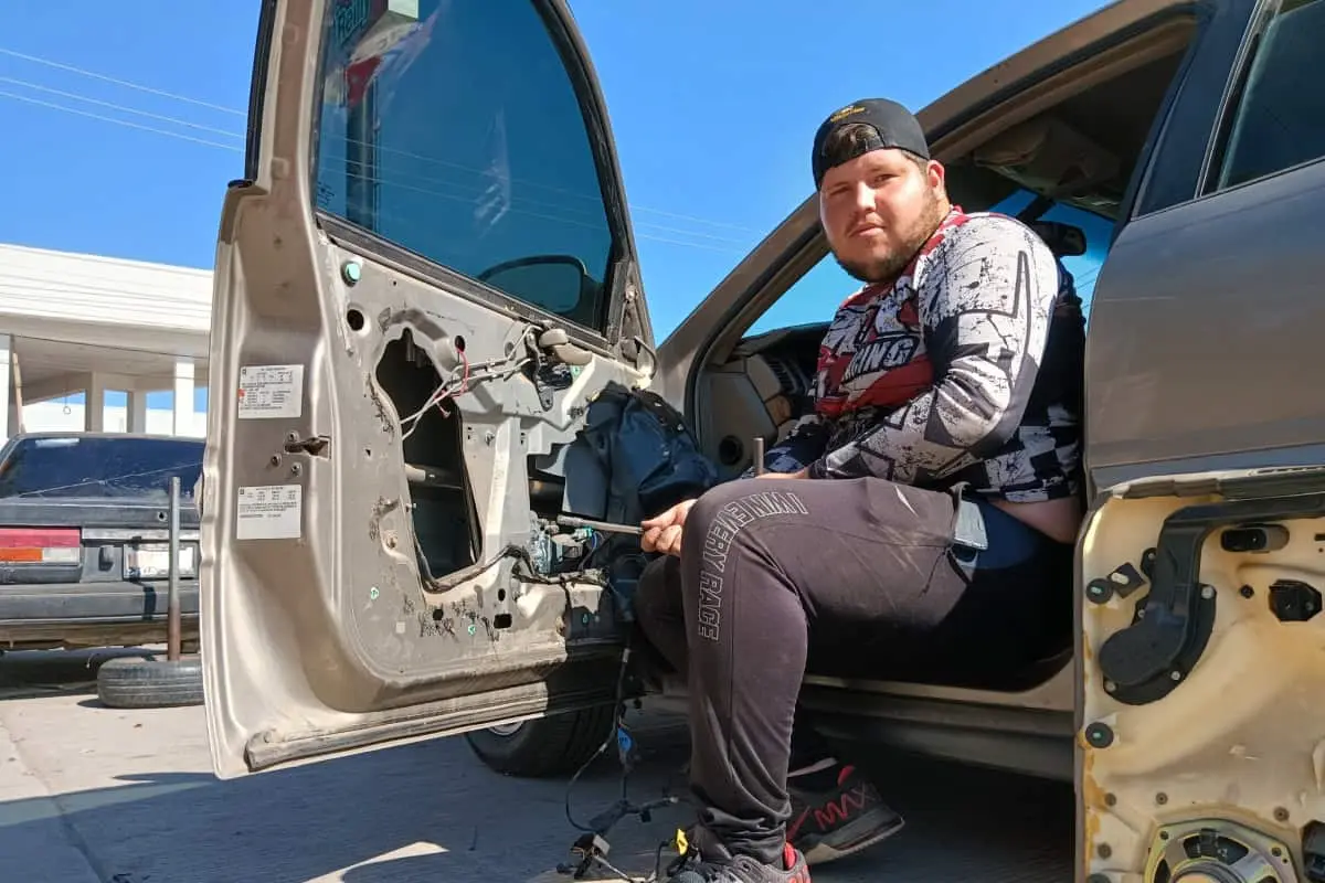 Mario Alcaraz: crece con la reparación de elevadores de autos por el bulevar Las Torres