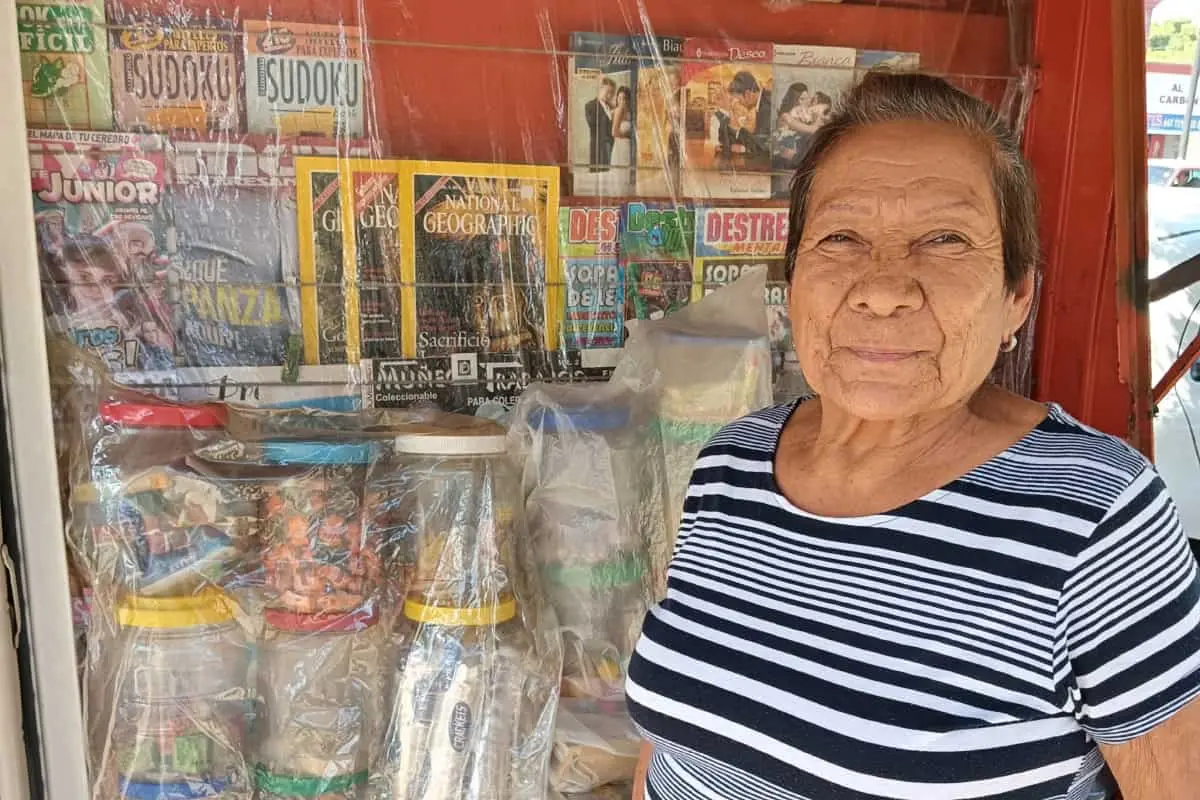 A sus 73 años, Rosa Isela planea seguir atendiendo su puesto mientras la salud se lo permita.