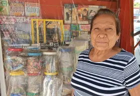 Rosa Isela Valdez, la tenaz vendedora de revistas al sur de Culiacán