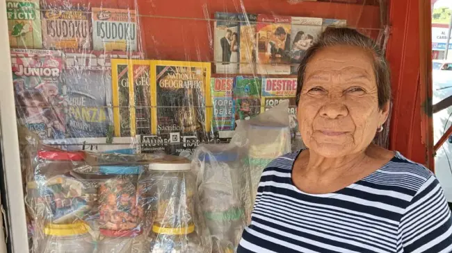A sus 73 años, Rosa Isela planea seguir atendiendo su puesto mientras la salud se lo permita.