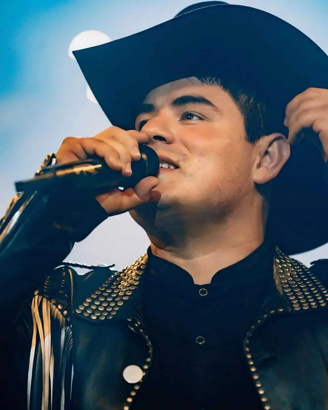 El artista Alfredo Olivas inicia su gira