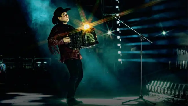 Alfredo Olivas en un concierto en vivo