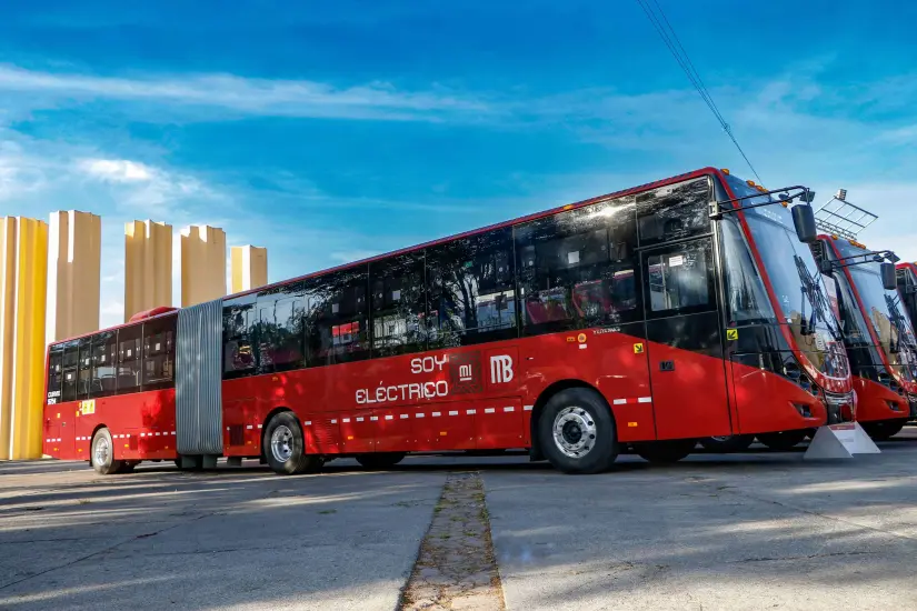 Metrobús celebra 20 años con 26 nuevos autobuses eléctricos en sus líneas principales