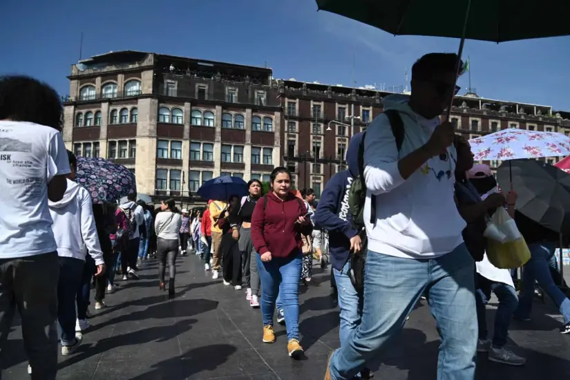 En la primera entrega del apoyo de la Beca de Transporte en CDMX. Foto: Cortesía