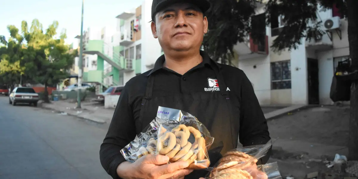 Francisco Javier García Vázquez, El Shino, elabora empanadas y galletas que además de azúcar y canela, llevan el sabor del emprendimiento. Fotos: Lino Ceballos.