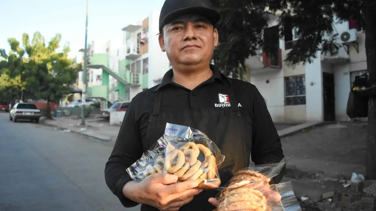 Francisco Javier García Vázquez, El Shino, elabora empanadas y galletas que además de azúcar y canela, llevan el sabor del emprendimiento. Fotos: Lino Ceballos.