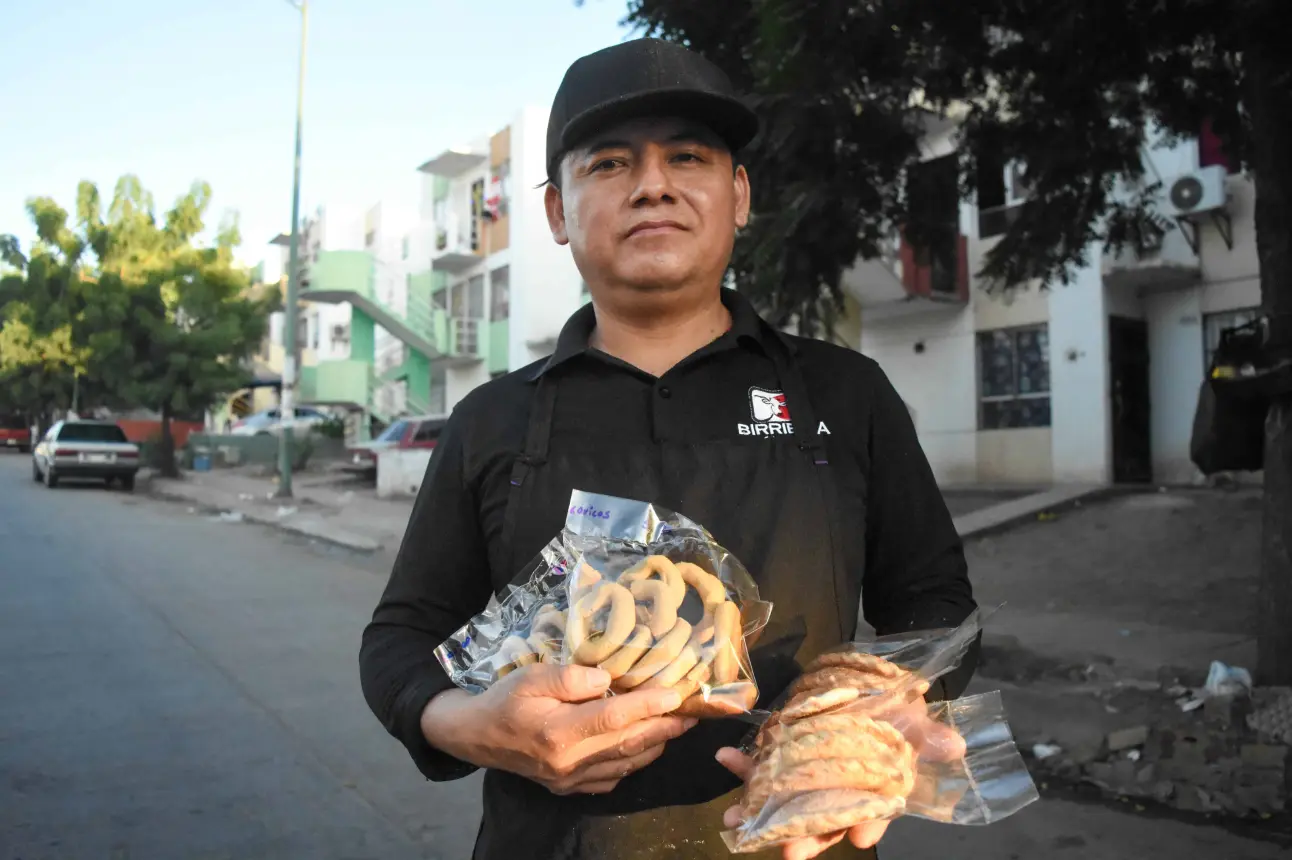 Francisco Javier García Vázquez, El Shino, elabora empanadas y galletas que además de azúcar y canela, llevan el sabor del emprendimiento. Fotos: Lino Ceballos.