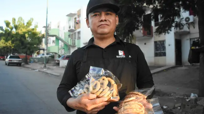 Francisco Javier García Vázquez, El Shino, elabora empanadas y galletas que además de azúcar y canela, llevan el sabor del emprendimiento. Fotos: Lino Ceballos.