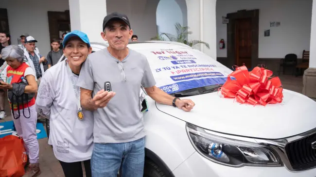 Martín Policarpio Rivera Avitia, originario de Tamazula, Durango, ganó la camioneta en el sorteo del Maratón Internacional de Culiacán 2025.