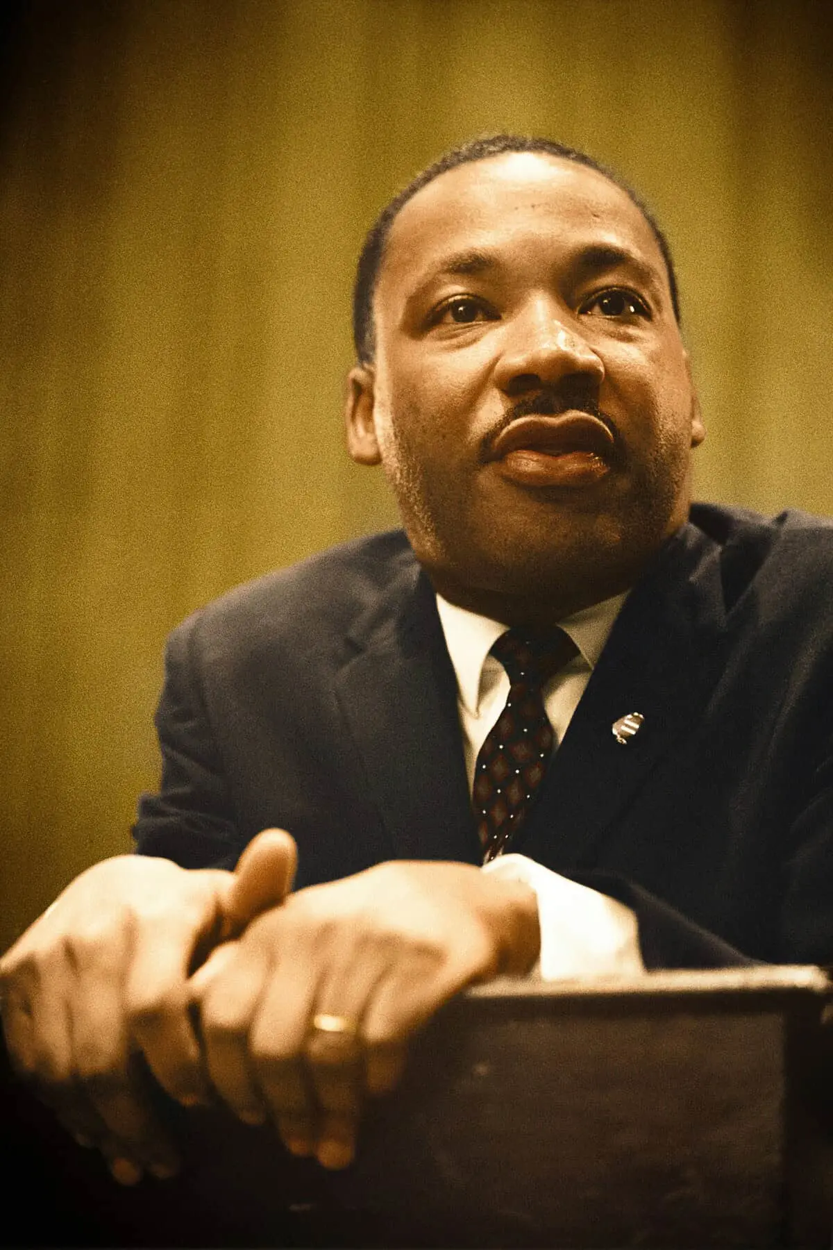 Fotografía de Martin Luther King jr. hablando al público desde el escenario. Foto: Unseen Histories.