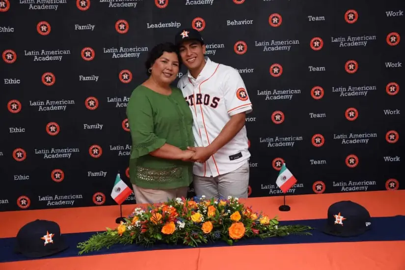 Adrián Ruiz firma con los Astros de Houston, en República Dominicana. Foto: Cobaes Sinaloa.