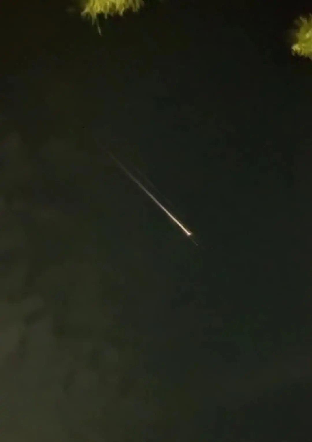 Imagen donde se observa el meteoro que pasó por Jalisco. Foto: Captura de pantalla