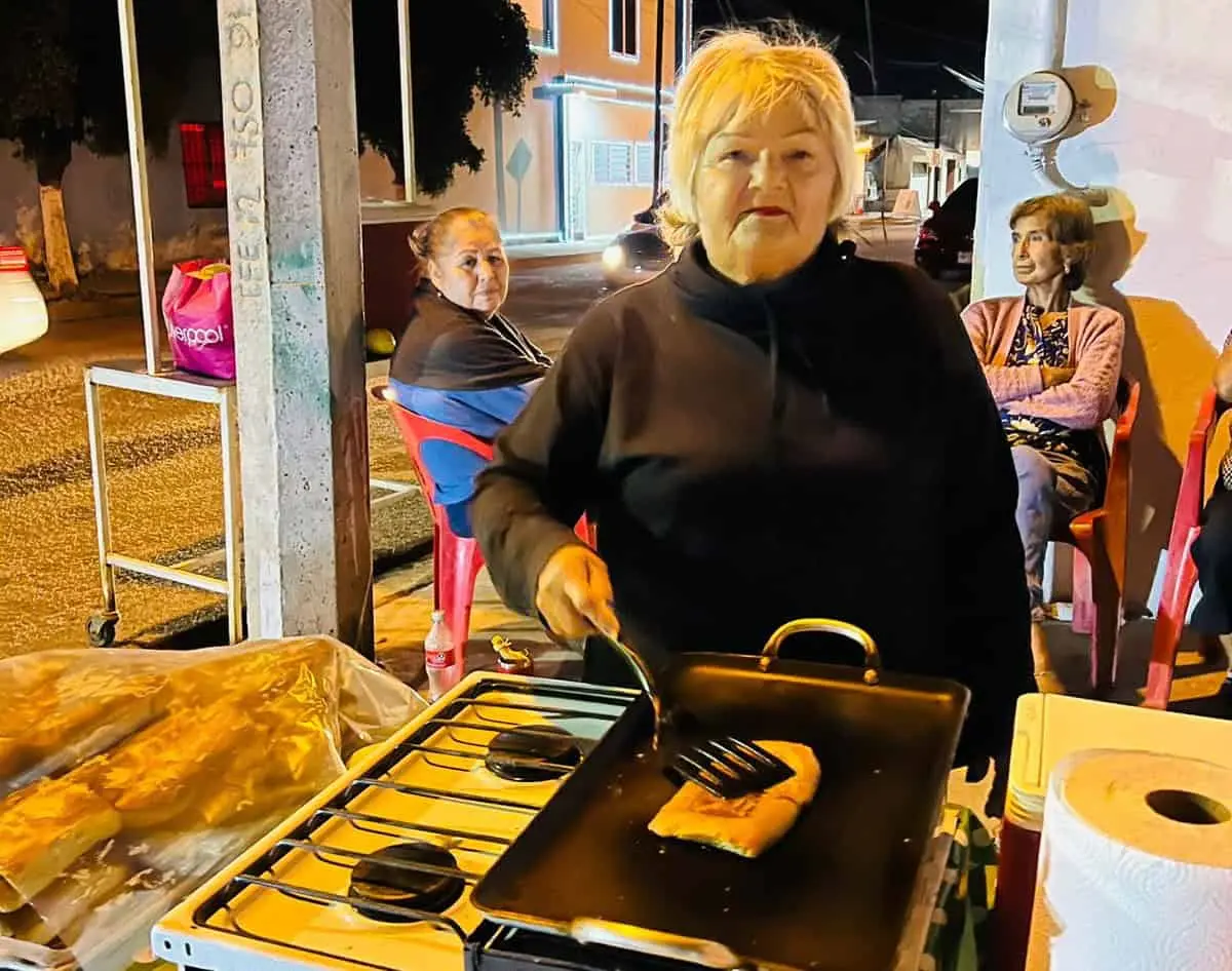 Paquita la del barrio de Navolato, endulza vidas con su champurrado