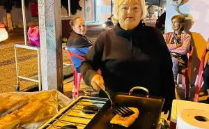 Paquita la del barrio de Navolato, endulza vidas con su champurrado