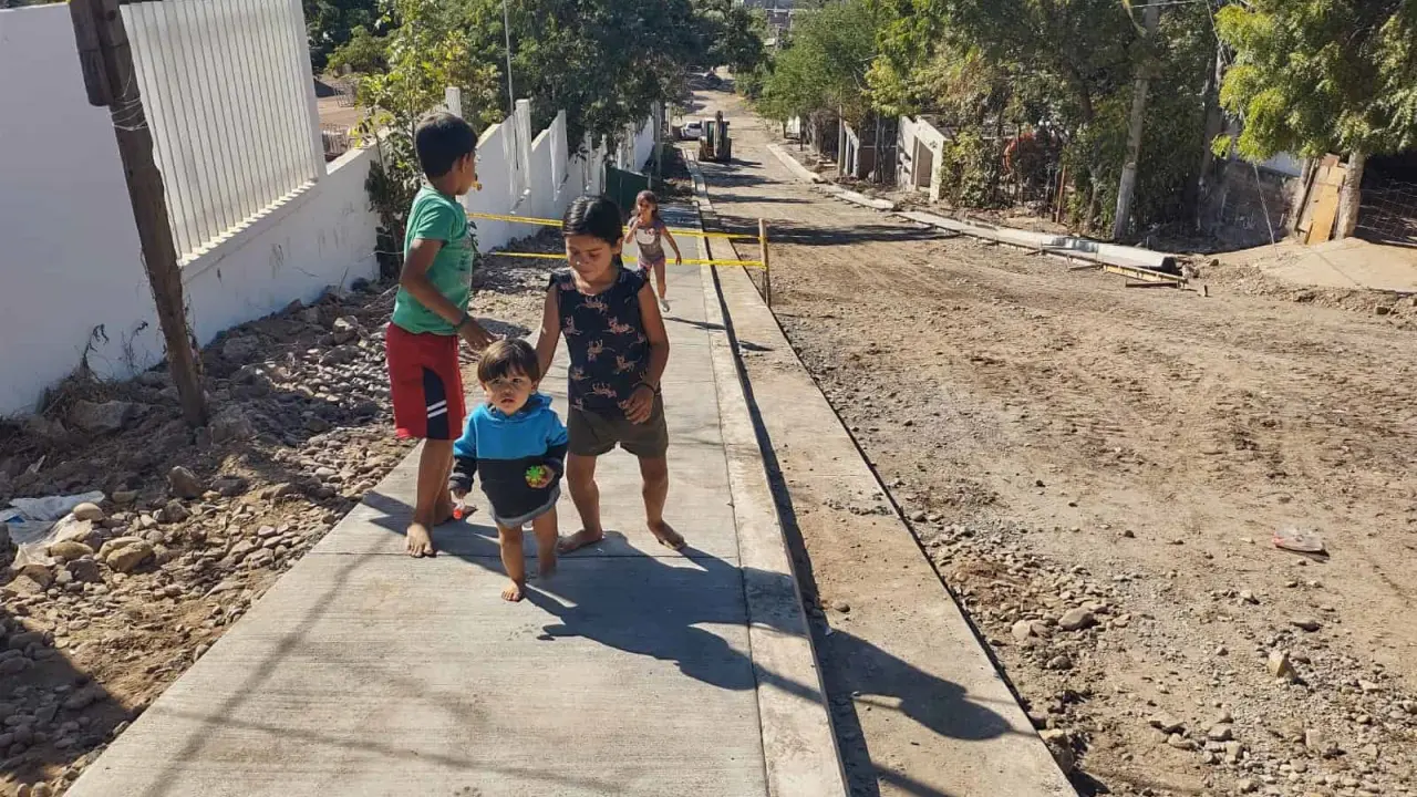 La pavimentación de calles en Renato Vega Amador impulsa la esperanza y el desarrollo comunitario, mejorando la calidad de vida de sus habitantes. Foto: Juan Madrigal