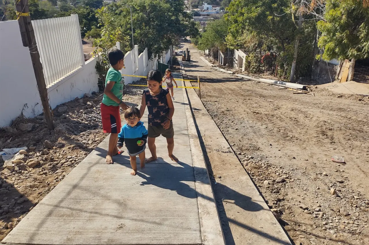 Pavimentación de calles en Renato Vega Amador en Culiacán