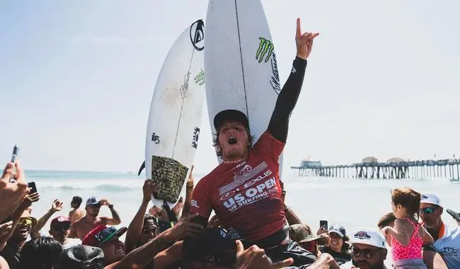 Alan Cleland logró clasificación al Tour Mundial de Surf 2025.