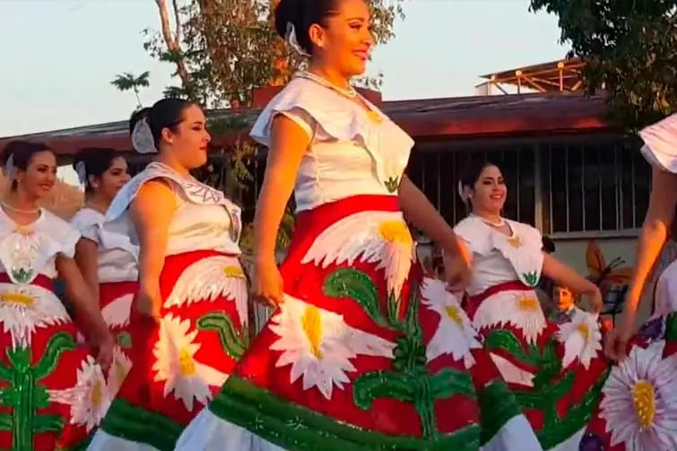 Traje típico de Baja California Sur. Foto: Secretaría de Turismo. 