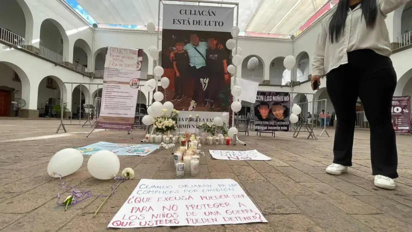 Colocan un altar en memoria de Gael, Alexander y su papá en e patio del Ayuntamiento. Foto: Lino Ceballos