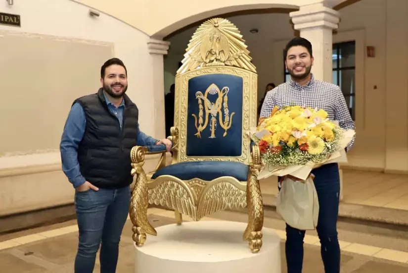 Durante la entrega del regalo al alcalde de Elota, Richard Millán. Foto Cortesía