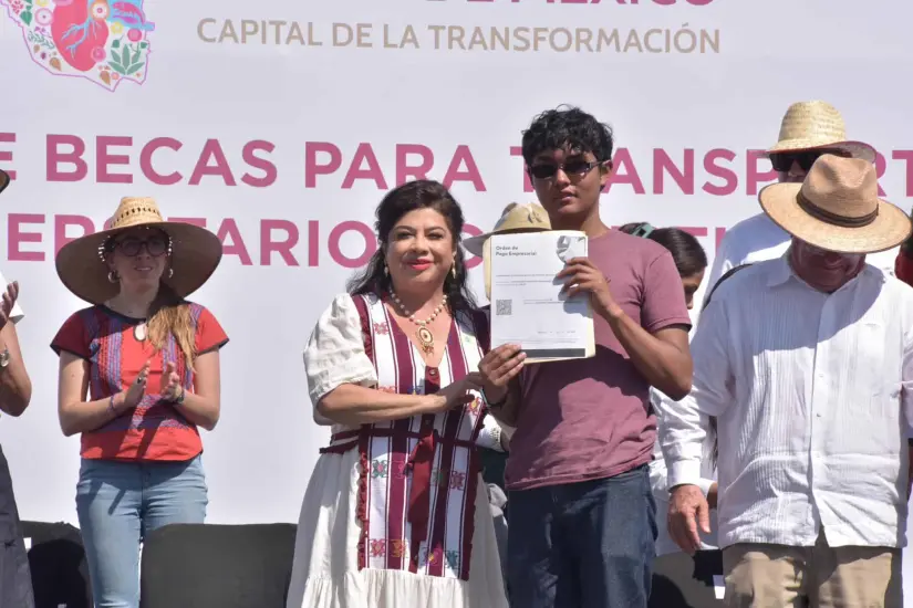 Durante la primera entrega la Beca de Transporte para universidad en CDMX . Foto: Cortesía