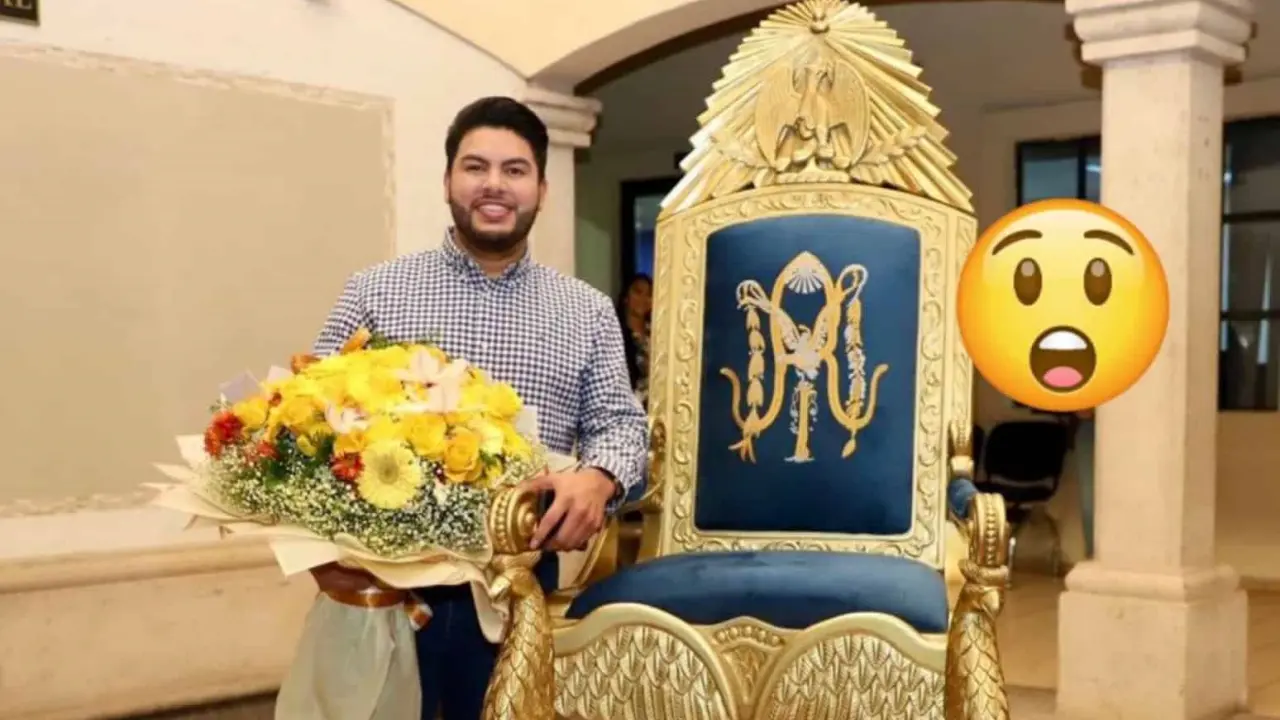 El alcalde de Elota, Richard Millán, con la silla que recibió como obsequio. Foto: Cortesía