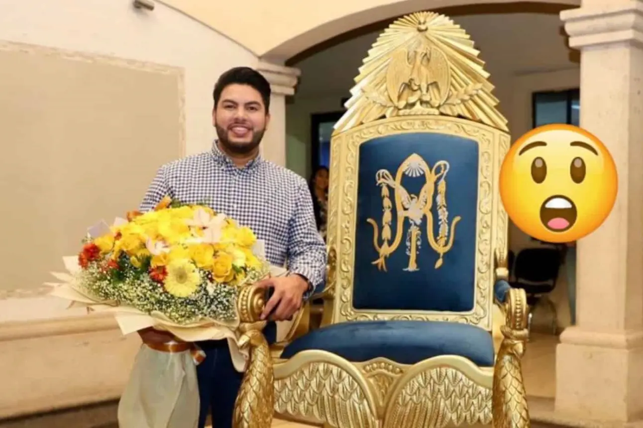 El alcalde de Elota, Richard Millán, con la silla que recibió como obsequio. Foto: Cortesía