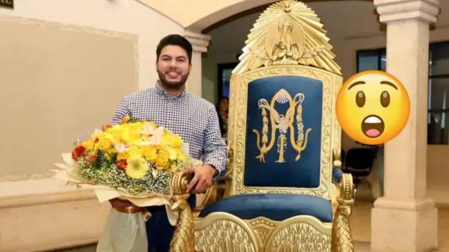 El alcalde de Elota, Richard Millán, con la silla que recibió como obsequio. Foto: Cortesía