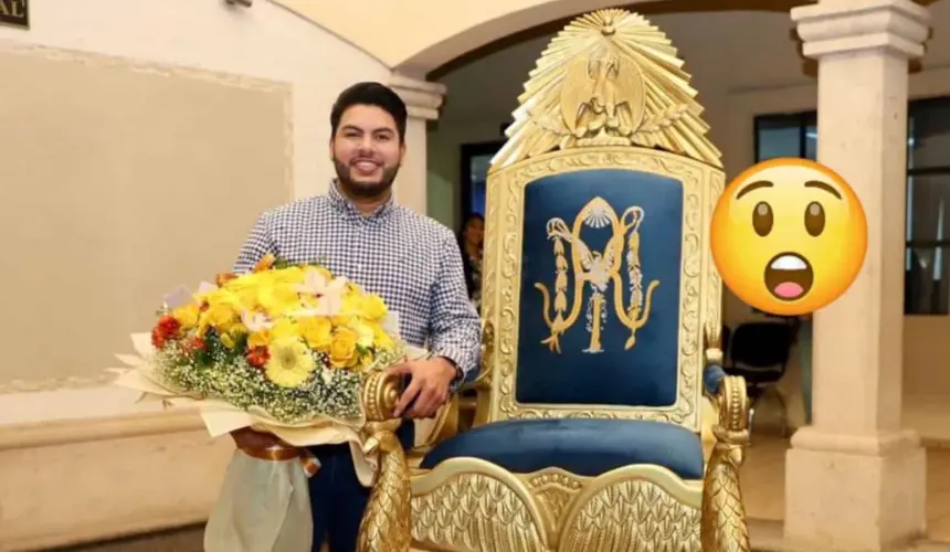 El alcalde de Elota, Richard Millán, con la silla que recibió como obsequio. Foto: Cortesía