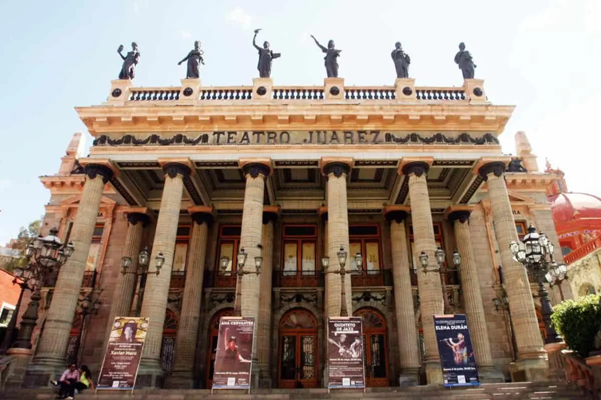 La fachada del Teatro Juárez es una de las más representativas de la arquitectura de finales del siglo XIX y principios del XX en México.