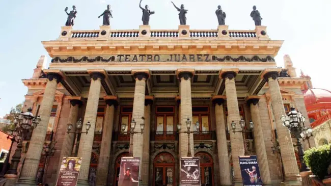 La fachada del Teatro Juárez es una de las más representativas de la arquitectura de finales del siglo XIX y principios del XX en México.