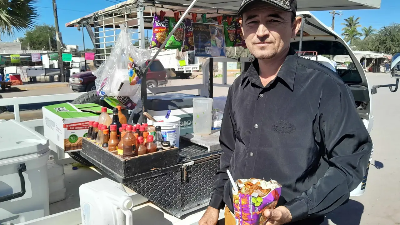 Con sus cueritos preparados el Gallo Sosa sacia el antojo de los villajuarences