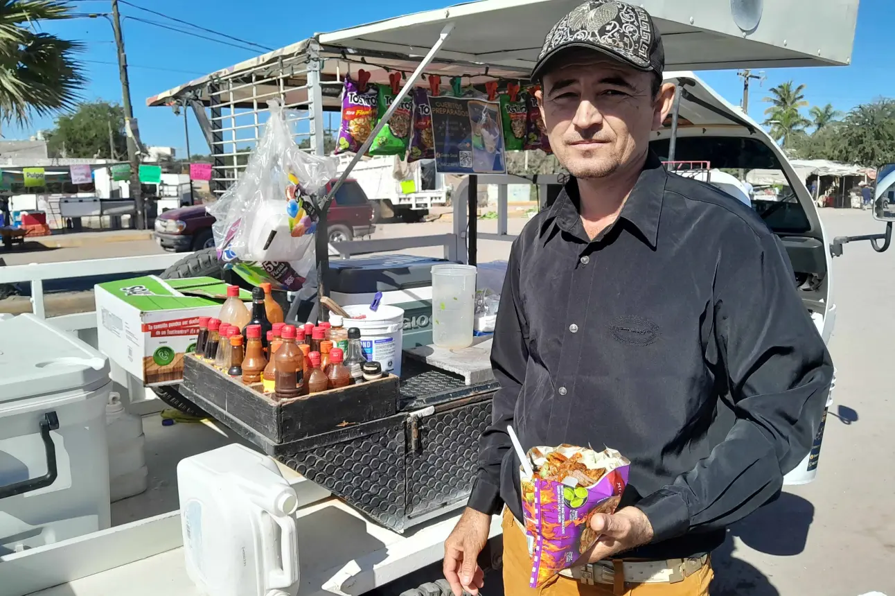 Con sus cueritos preparados el Gallo Sosa sacia el antojo de los villajuarences