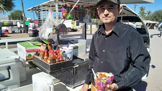 Con sus cueritos preparados el Gallo Sosa sacia el antojo de los villajuarences