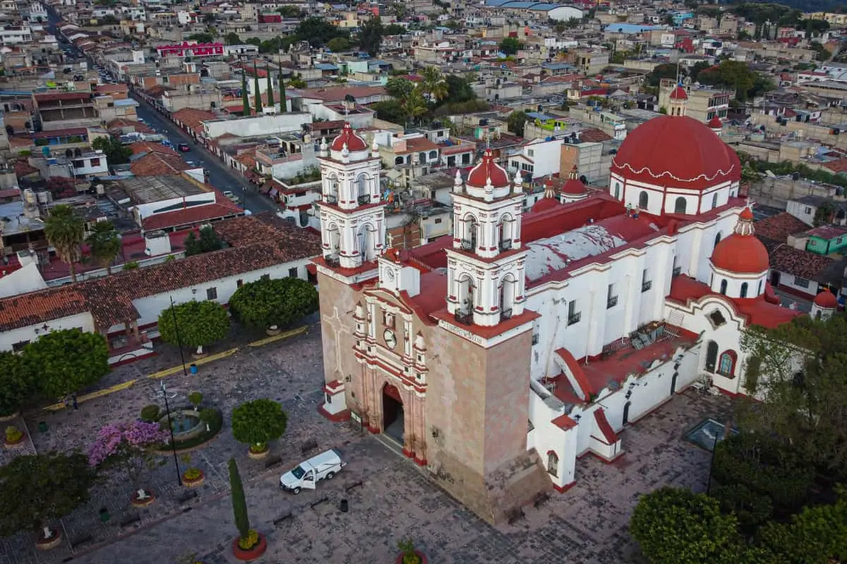 Jardín central junto con el santuario de Nuestra Señora de Tonatico. Imagen de la Secretaría de Turismo