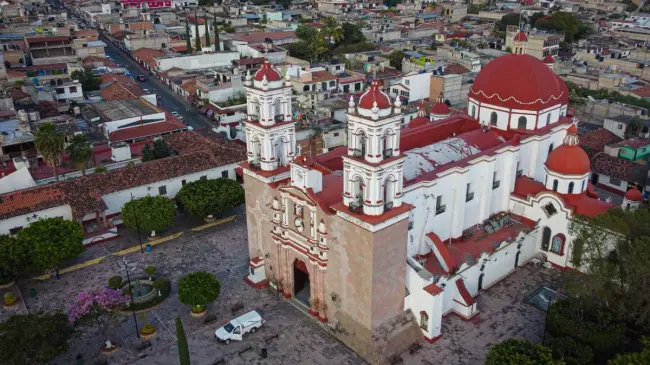 Jardín central junto con el santuario de Nuestra Señora de Tonatico. Imagen de la Secretaría de Turismo