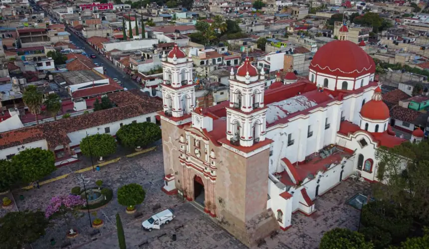 Jardín central junto con el santuario de Nuestra Señora de Tonatico. Imagen de la Secretaría de Turismo