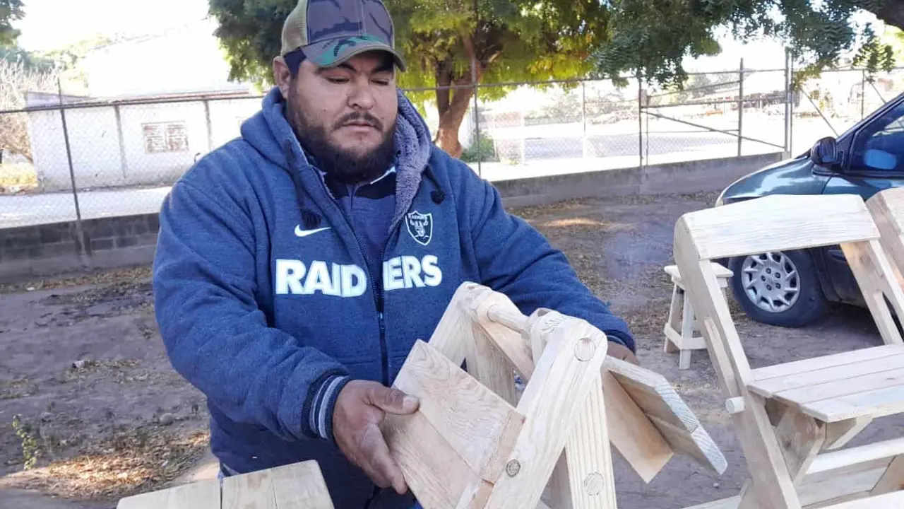 Jesús Ramón Romero fabrica muebles rústicos en Campo Cuba, Culiacán