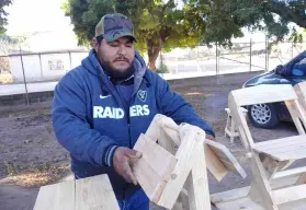 Jesús Ramón Romero, el carpintero de los muebles rústicos del Campo Cuba en Villa Juárez