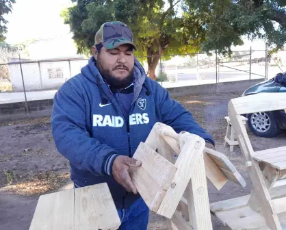 Jesús Ramón Romero, el carpintero de los muebles rústicos del Campo Cuba en Villa Juárez