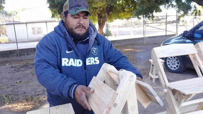 Jesús Ramón Romero fabrica muebles rústicos en Campo Cuba, Culiacán